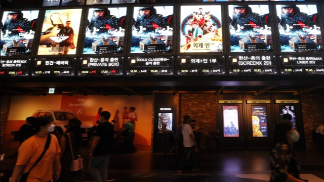 지난 1일 서울의 한 영화관에 걸린 ‘외계+인’ ‘한산: 용의 출현’ 등 영화 시간표. (사진 출처=연합뉴스)