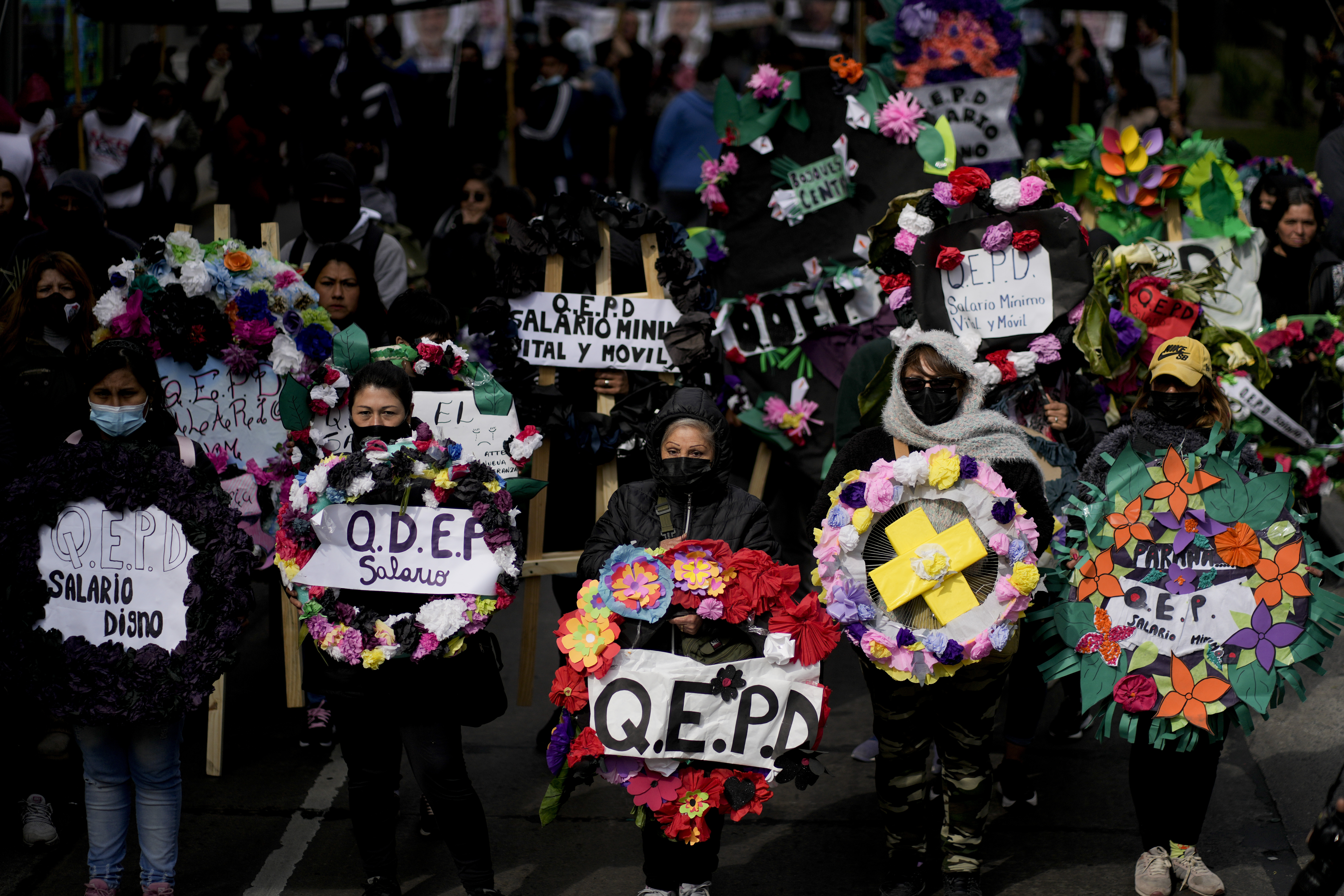 낮은 임금이 치솟는 물가를 따라가지 못하고 있다며 지난 22일 수도 부에노스아이레스에서 ‘최저임금 장례식’을 치르고 있는 아르헨티나 시민들. (사진/AP,연합뉴스)