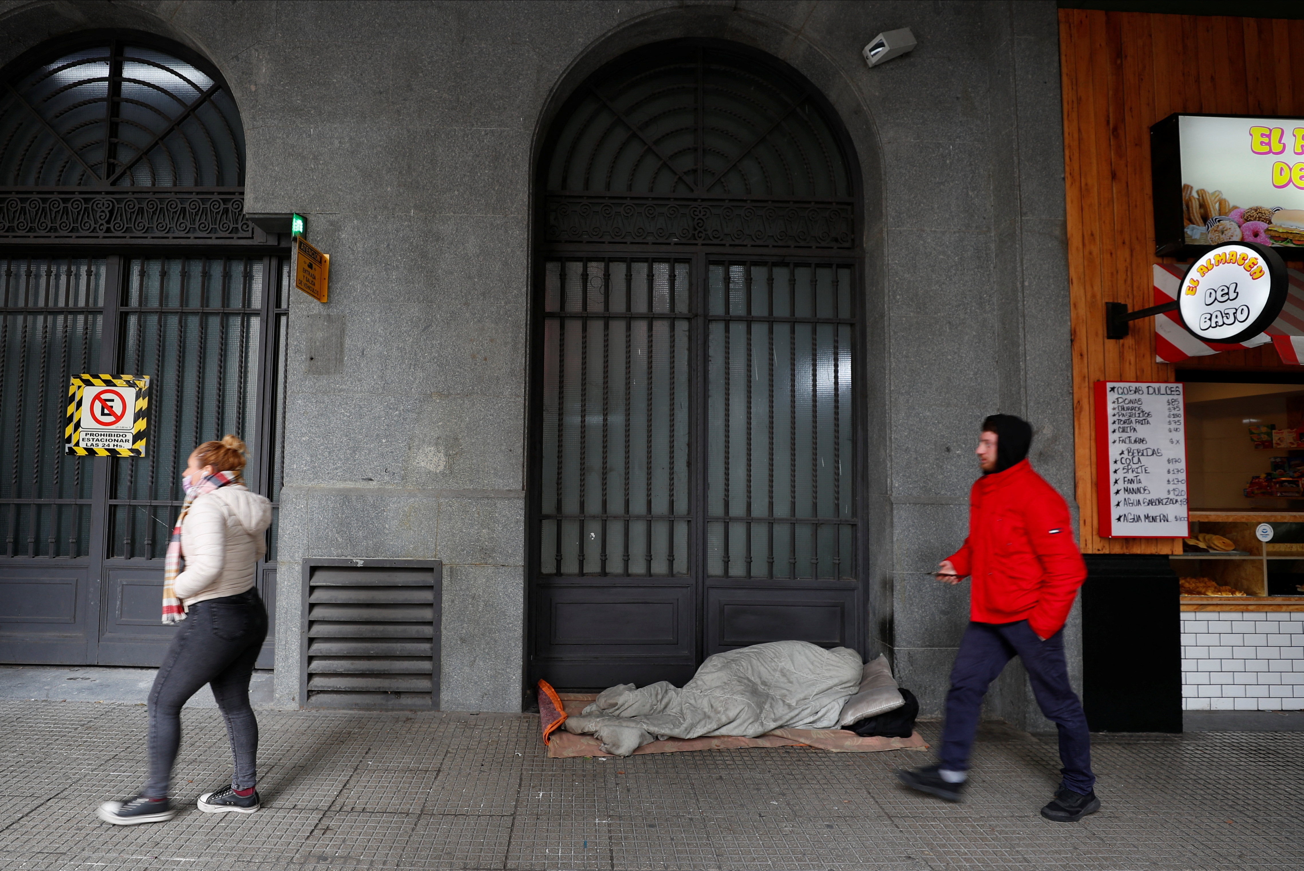 빈곤율이 38%에 달하는 아르헨티나 수도 부에노스아이레스 시내의 노숙자 (사진/로이터,연합뉴스)
