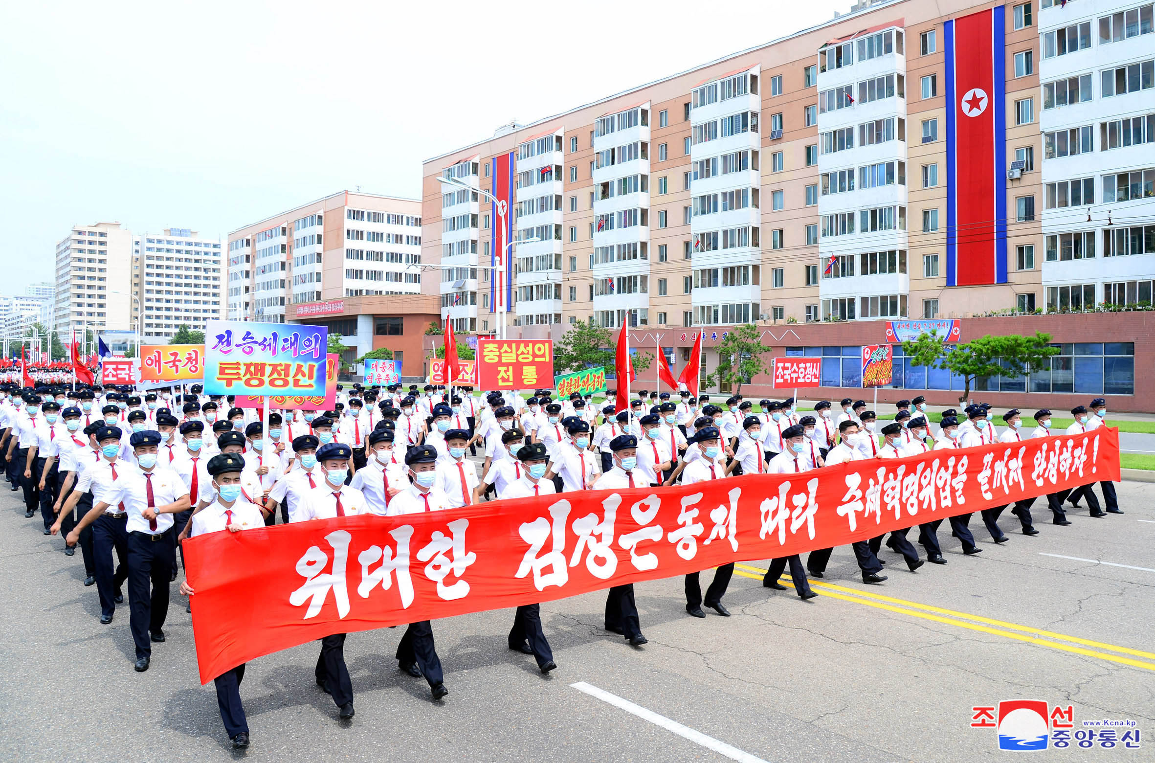 정전협정 체결 69주년을 맞아 대학생들이 평양 중심가에서 행진하고 있다. (출처 : 조선중앙통신, 2022년 7월)