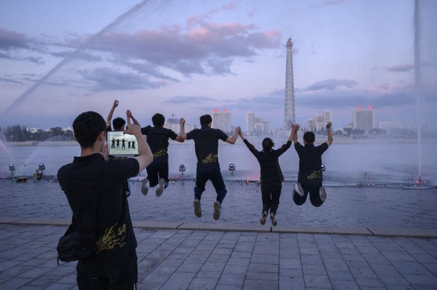 평양 주체사상탑을 배경으로 한 남성이 태블릿으로 촬영하고 있다. (출처 : AFP, 2019년 6월)