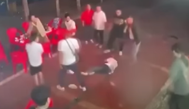무자비한 집단 폭행을 당하던 20대 여성이 결국 몸에 힘이 빠져 길바닥에 쓰러졌다.