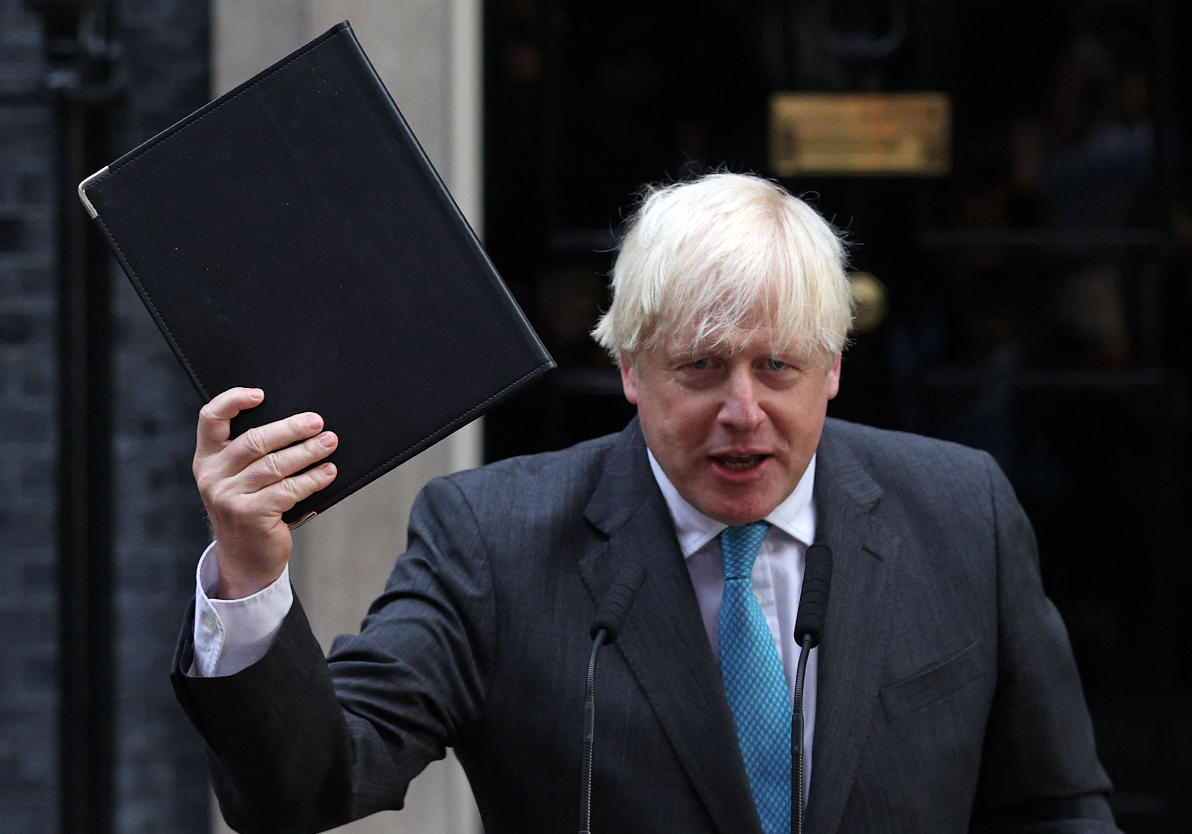 퇴임하는 영국의 보리스 존슨 총리가 현지시각 2022년 9월 6일 오전 영국 런던 다우닝가 10번지 앞에서 퇴임 연설을 하고 있다.