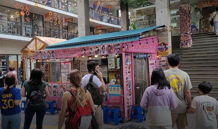 인사동의 명소 ‘쌈지길’. 아기자기한 액세서리와 가벼운 먹거리를 파는 이색 문화 공간으로 외국인 관광객들도 많이 찾는 곳이다.