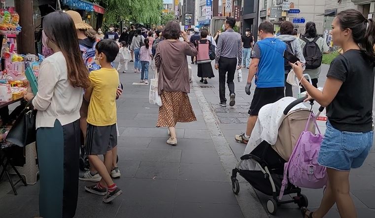 인사동 대로에 관광객들이 붐비고 있다. 인사동을 구경하러 온 한 국제 커플은 “코로나가 심했던 첫 해(2020년)보다 나아진 거 같다. 활기를 찾은 것 같다”고 했다.