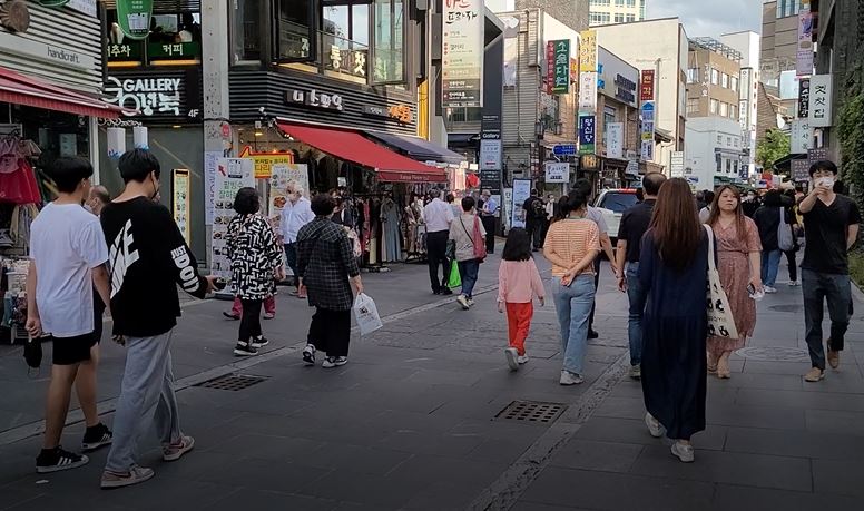 인사동 대로에 관광객이 즐비하다. 최근 온라인 커뮤니티에는 인사동 방문 후기, 인사동 관광 계획 글이 다수 발견된다. “오랜만에 와봤는데 밤거리도 근사해졌다” “작년 가을 이후 1년 만에 다시 찾았는데 예전처럼 거리에 사람이 많아 보였다” 등이다.