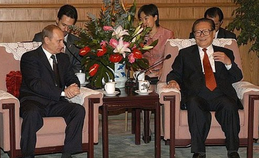 2002년 12월 베이징에서 만나 회담하는 푸틴 러시아 대통령(왼쪽)과 장쩌민 중국 주석(사진: 러시아 대통령실)