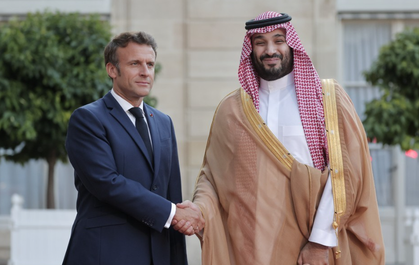 사우디아라비아의 무함마드 빈살만 왕세자가 7월 에마뉘엘 마크롱 프랑스 대통령을 엘리제궁에서 만나 양국 협력 방안을 논의했다. 프랑스 대통령실은 사우디 리야드의 엑스포 유치를 지지한다는 성명을 냈다.(사진: 연합뉴스)
