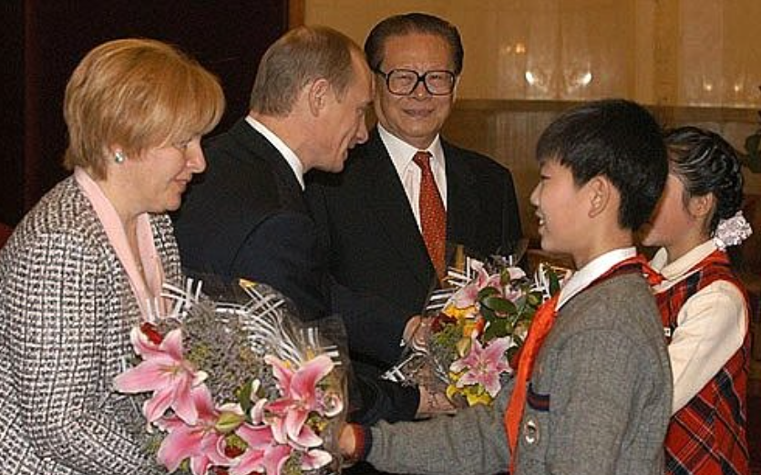 2002년 12월 베이징에서 장쩌민-푸틴 정상회담이 열렸다. 한국 매체들은 두 정상의 북핵 포기와 남북 대화 촉구 메시지에 주목했다. (사진: 러시아 대통령실)