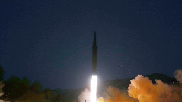 북한이 올해 1월 12일 극초음속미사일 시험 발사에 성공했다며 공개한 사진