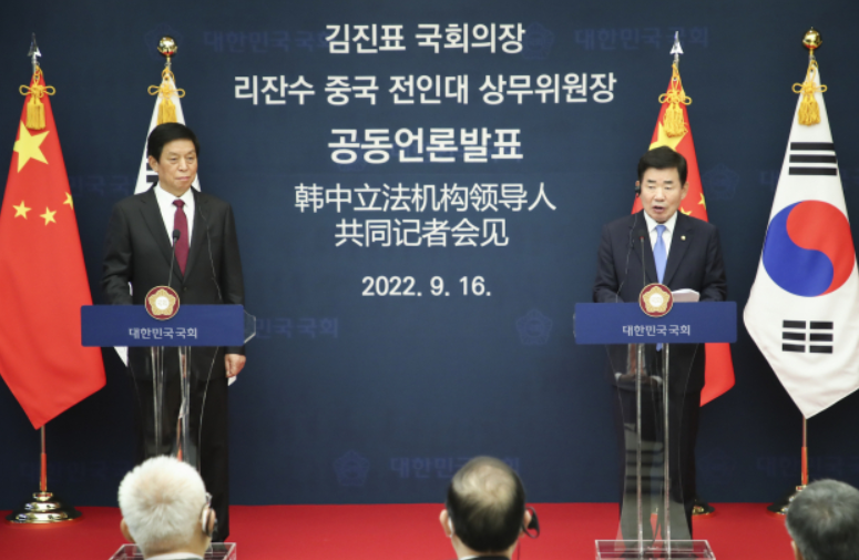 김진표 국회의장(오른쪽)과 리잔수 전인대 상무위원장이 16일 국회에서 공동언론발표를 하고 있다. (사진: 연합뉴스)
