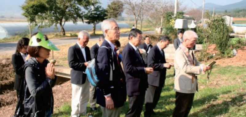 2006년 8월 15일 광복절을 맞아 왜장 구루시마 수군의 후손인 일본인과 학계 인사 등이 왜덕산을 참배한 모습. (사진 출처=진도문화원 제공)