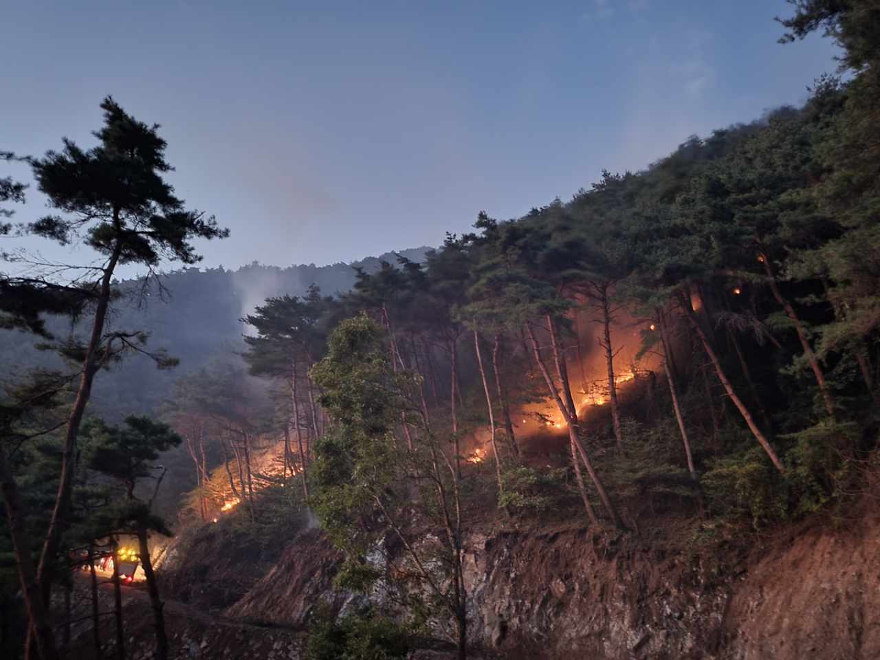 21일 전북 남원 보절면의 한 야산에서 발생한 산불