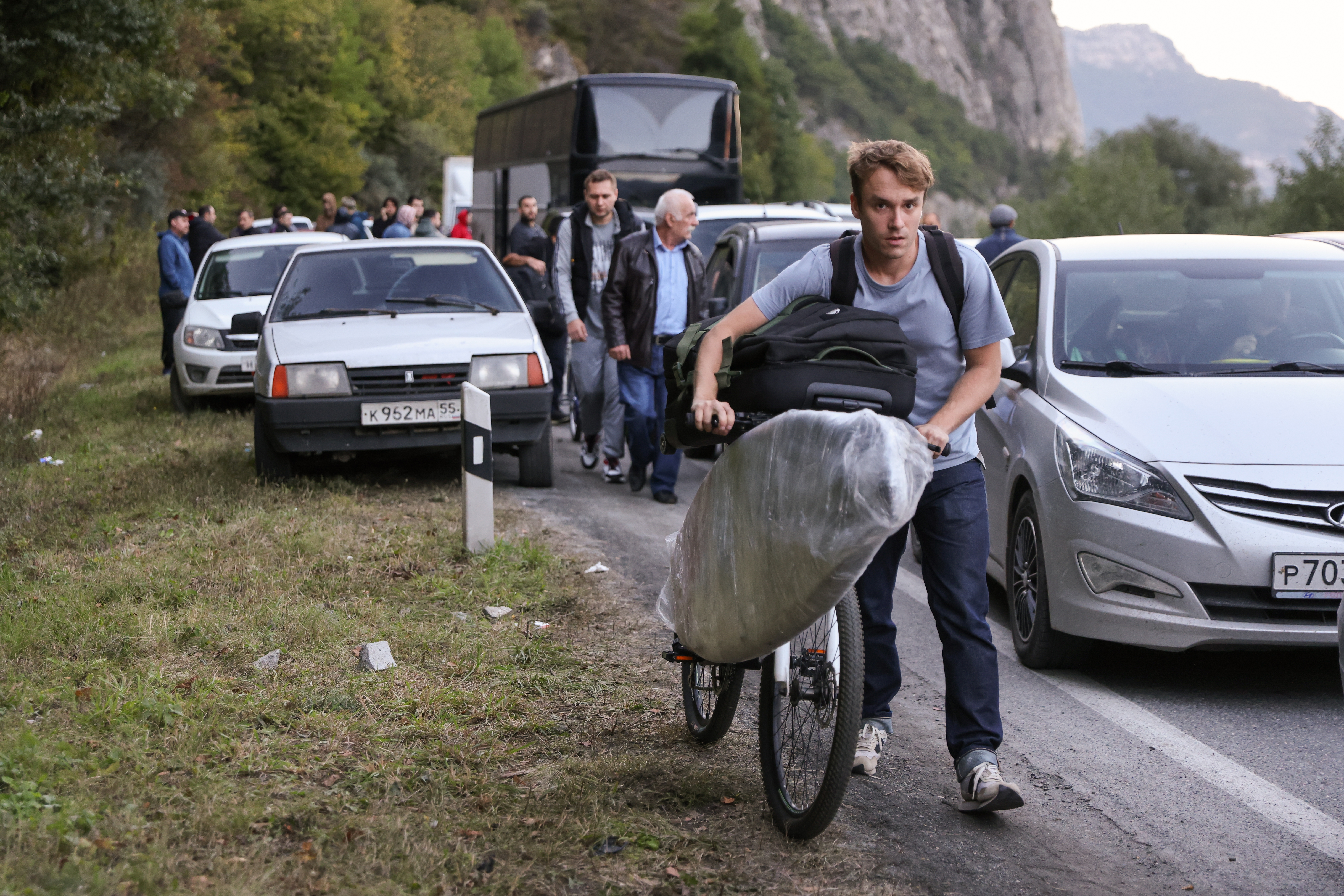 지난 9월 26일 러시아-조지아를 잇는 국경 검문소에서 차량과 자전거, 도보로 이동한 러시아 사람들이 검문소를 통과하기 위해 길게 줄을 선 모습. 이 곳에만 차량 3천5백대가 줄을 섰다. (사진/타스, 연합뉴스)