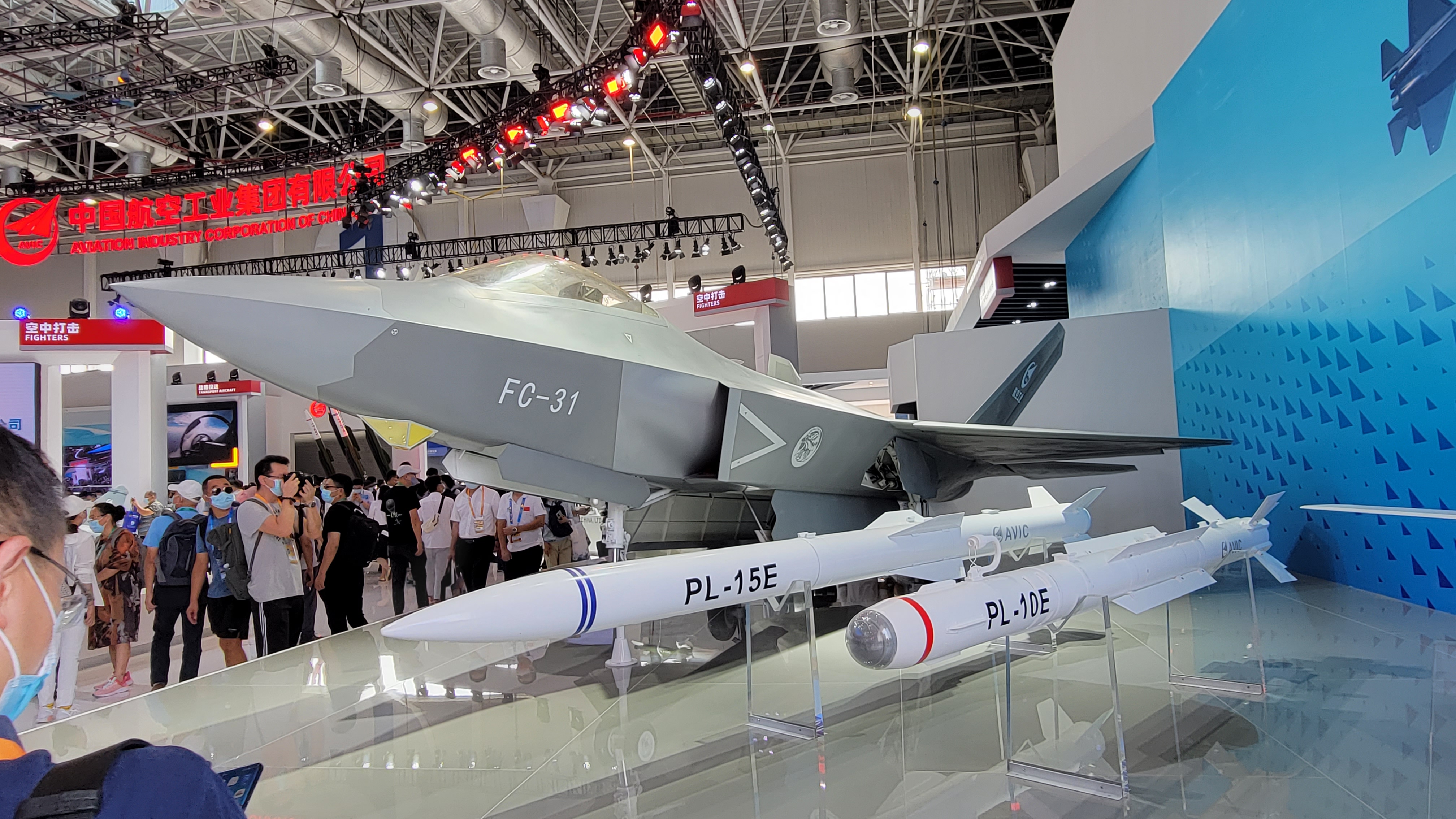 지난해 주하이 에어쇼에 전시한 FC-31과 탑재 미사일 모형. 실제 비행기의 1/2 크기. (사진: 조성원 기자)