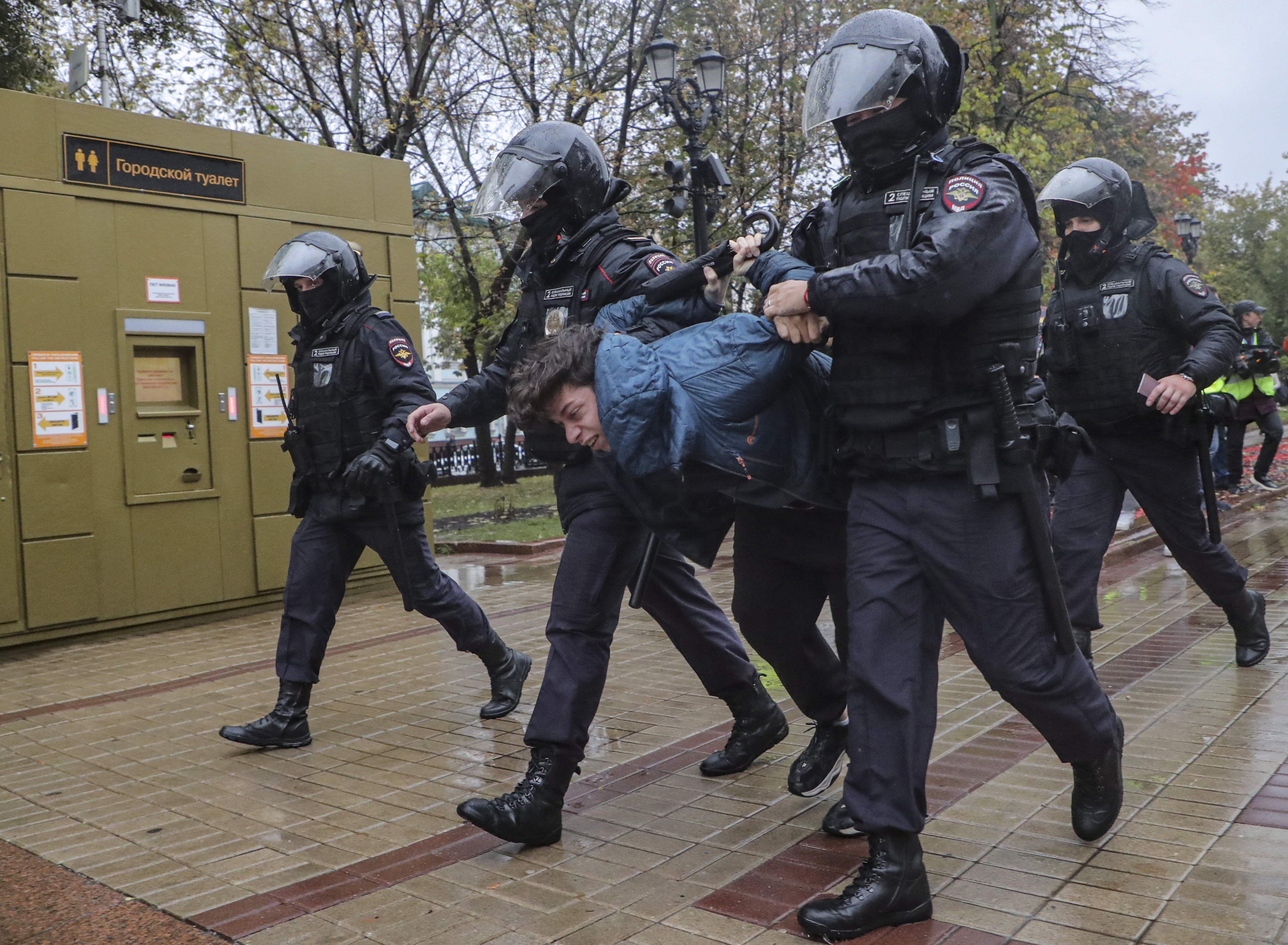 동원 반대 시위 참가자가 러시아 경찰에 의해 끌려가는 모습. 러시아 정부의 부분 동원령 발표 이후 동원에 반대하는 시위가 러시아 주요 도시 곳곳에서 벌어졌다.   (사진 연합뉴스)