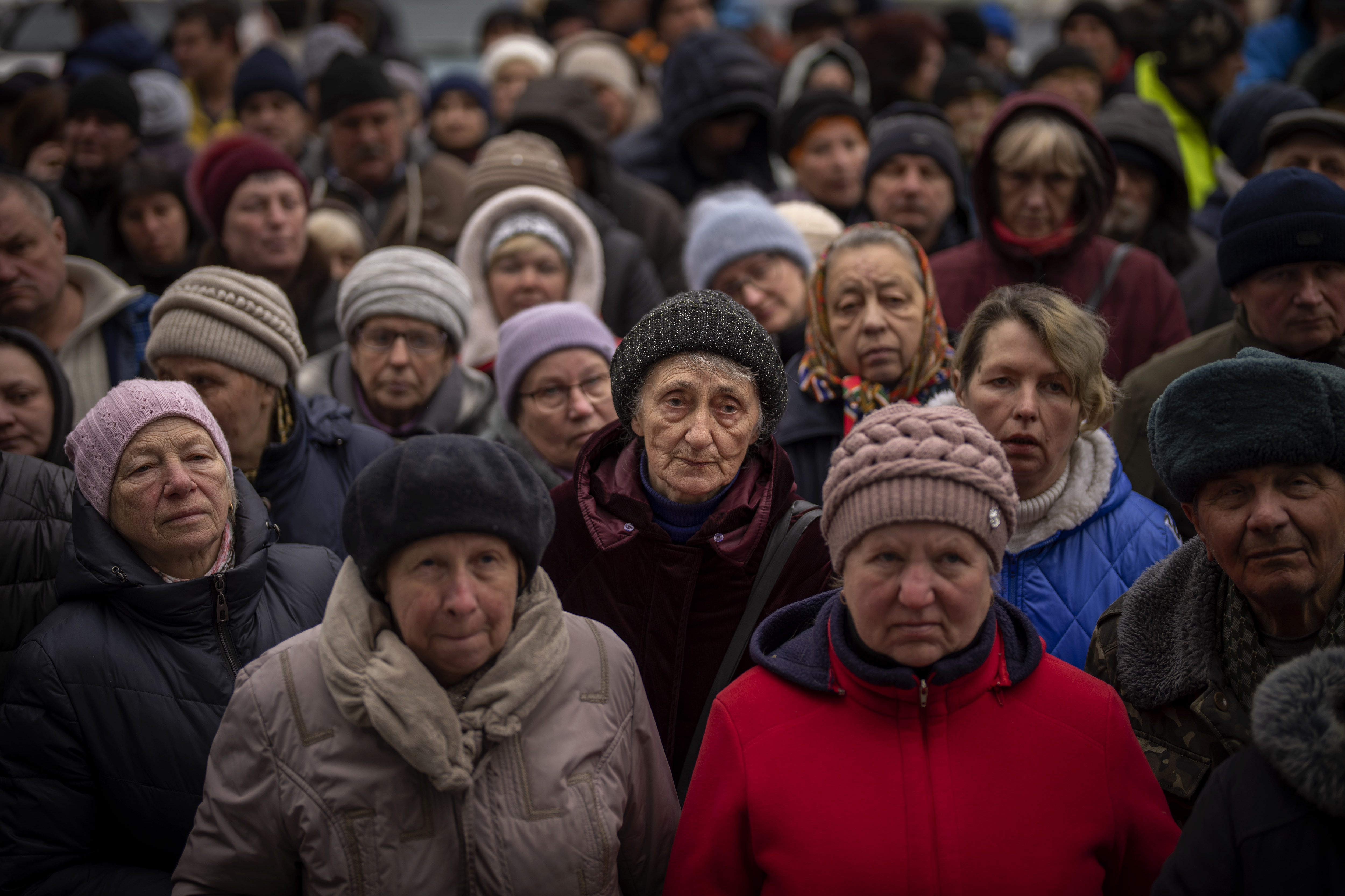 유엔난민기구(UNHCR)는 9월 27일 러시아의 우크라이나 침공 이후 지금까지 우크라이나 국민 735만 명이 우크라이나를 떠난 것으로 추산된다고 밝혔다. 사진은 지난 4월 키이우 외각 부차에서 우크라이나 국민들이 적십자사의 음식 보급을 기다리는 모습. (사진 연합뉴스)