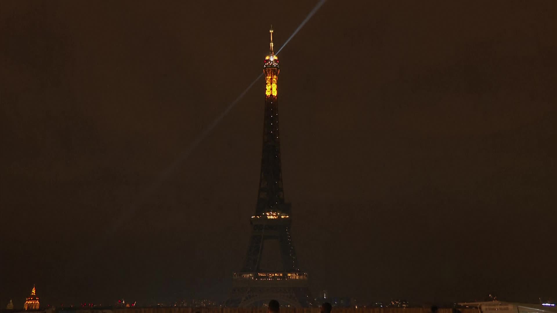 프랑스는 전기를 절약하기 위해 더 이른 시간에 에펠탑의 조명을 끄기로 했다. 사진은 꺼져가는 모습. (촬영: AP)