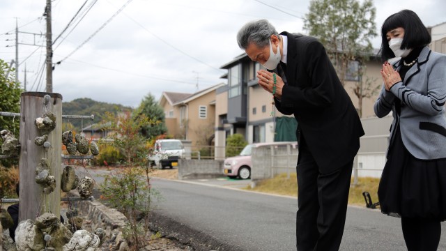 하토야마 유키오 전 일본 총리가 작년 11월 8일 오후 일본 오카야마현 쓰야마시의 귀무덤 앞에서 부인과 함께 합장하고 있다. (사진 출처=연합뉴스)