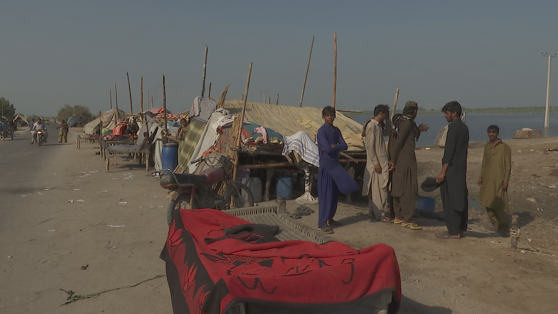 도로 위 텐트촌 모습. 텐트에 쓰이는 천막 하나 지원받지 못한 상황.