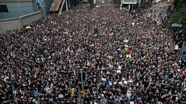 2019년 6월 송환법 완전 철폐를 외치기 위해 홍콩 시위대가 행진하고 있다. (출처: 연합뉴스)