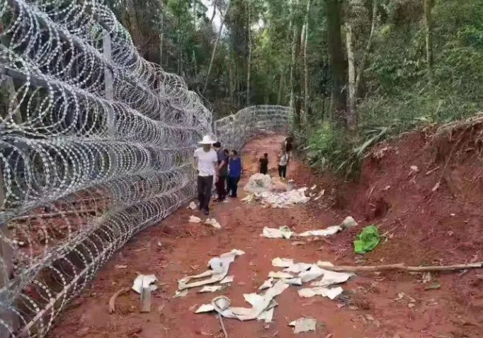 중국 남부 국경지대에 설치된  코로나 차단벽 (출처: 바이두)