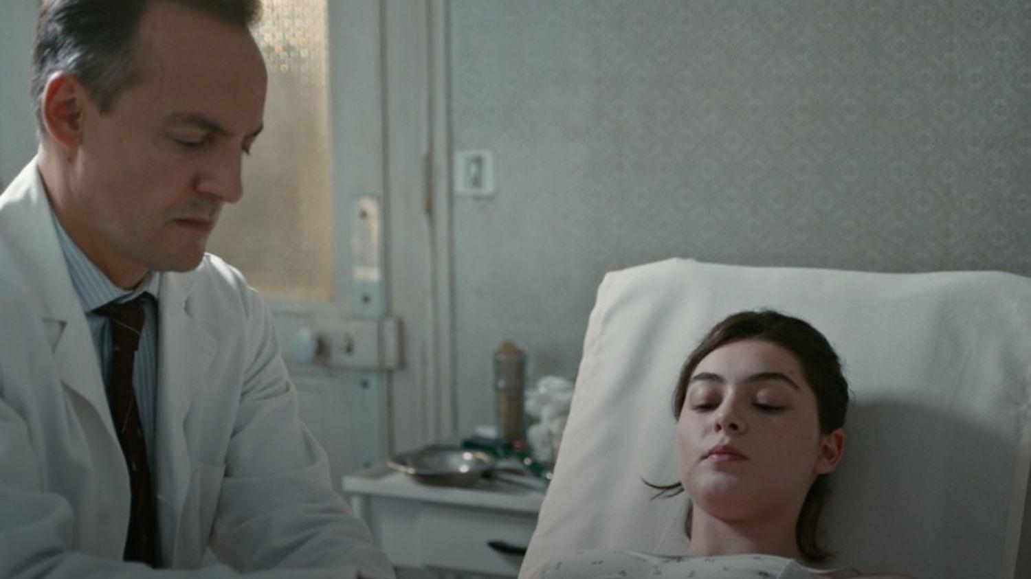 영화 ‘레벤느망’(2021)의 주인공 ‘안’은 별 생각 없이 병원을 찾았다가 임신 사실을 알게 된다. 출처 IMDB.