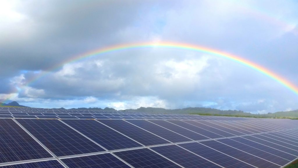 하와이의 태양광 발전. 가정용 패널과 함께 하와이주 전체 에너지 생산의 23%를 태양광 발전이 담당한다.