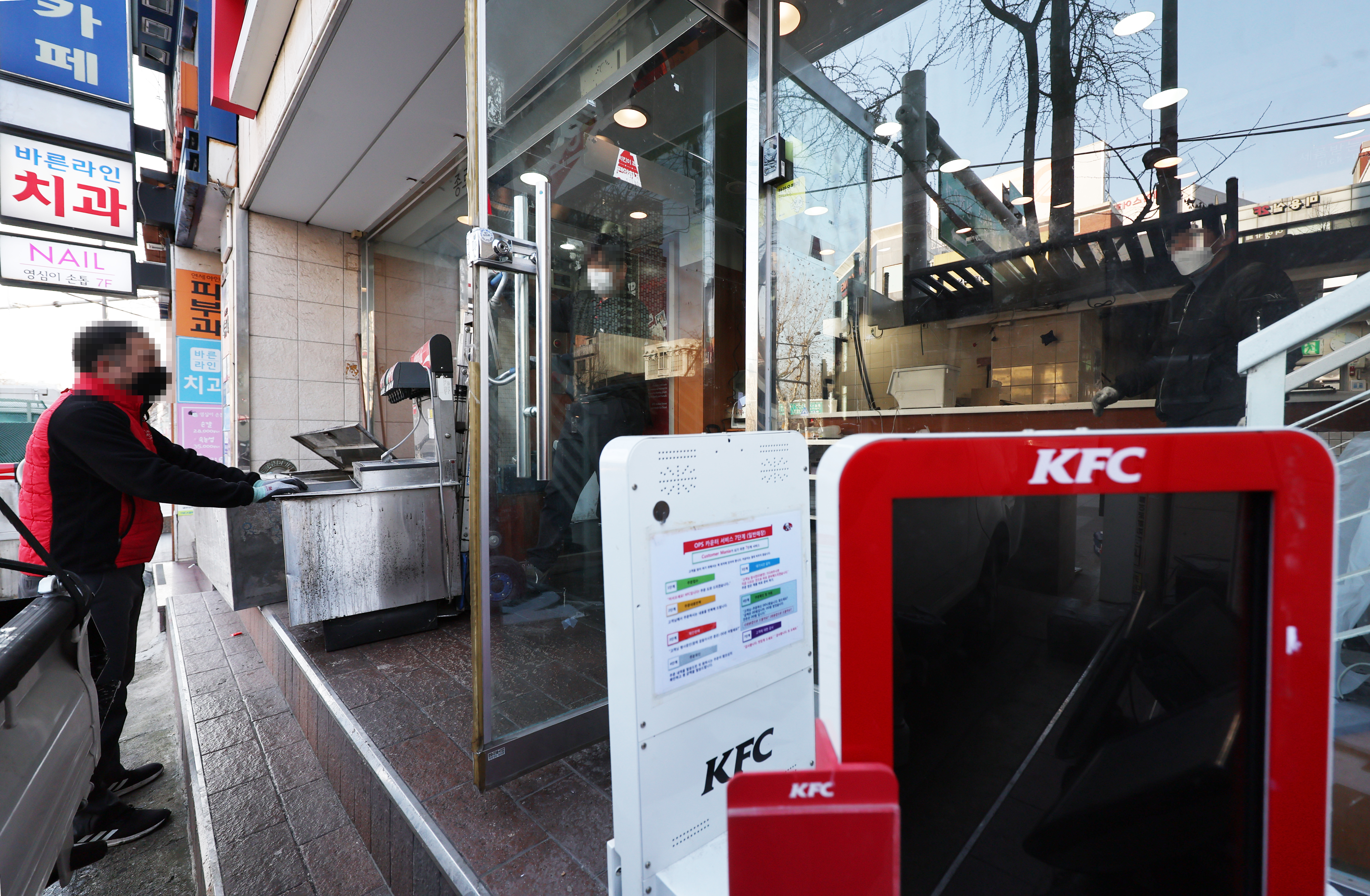 올해 1월 서울 종로구 경인빌딩에 있는 KFC 종로점이 폐점, 관계자들이 집기류를 철거하고 있다.