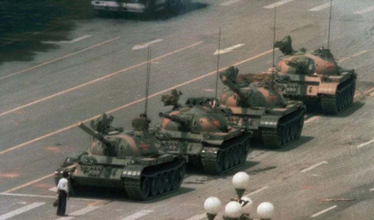 1989년 천안문 사태 때 전차를 막아선 탱크맨  (출처: 구글)