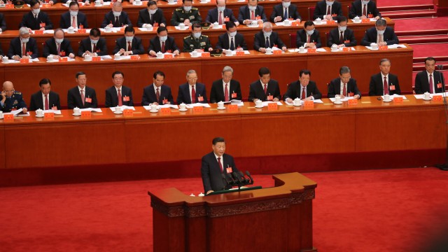 당 대회 업무 보고하는 시진핑. 뒤로는 중국 최고지도부 정치국 상무위원들이 배석했다. (출처: 연합뉴스)
