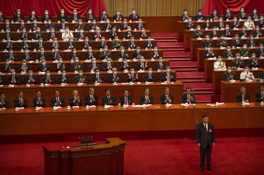 시진핑 주석 뒤로 중국 공산당을 대표하는 중앙위원들이 서열대로 자리하고 있다. (AP=연합뉴스)