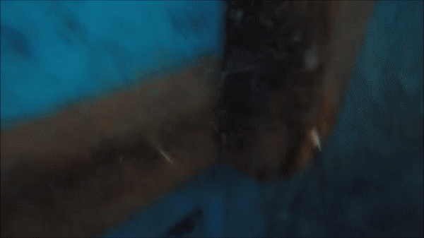 제주 서귀포시 마라도 남서쪽 해상에서 발생한 갈치잡이 어선 전복사고 현장에서 해경 잠수 요원들이 사고 이후 처음으로 선체 내부로 진입하고 있다. 선원들이 사용한 것으로 보이는 이불이 둥둥 떠 있는 모습. (제공:제주지방해양경찰청)
