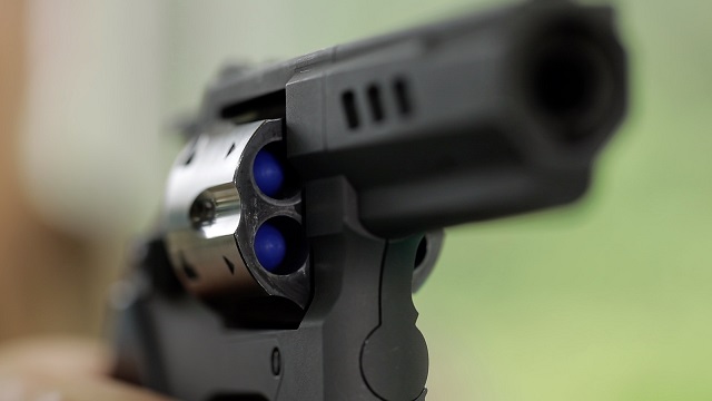 그간 ‘인명 피해 우려’ 등으로 일선 경찰관들이 ‘실탄 권총’ 사용에 애로를 겪어온 가운데, 최근에 개발된 ‘저위험 권총’이 대안 중 하나로 떠오르고 있다. (사진 출처=SNT모티브 제공)
