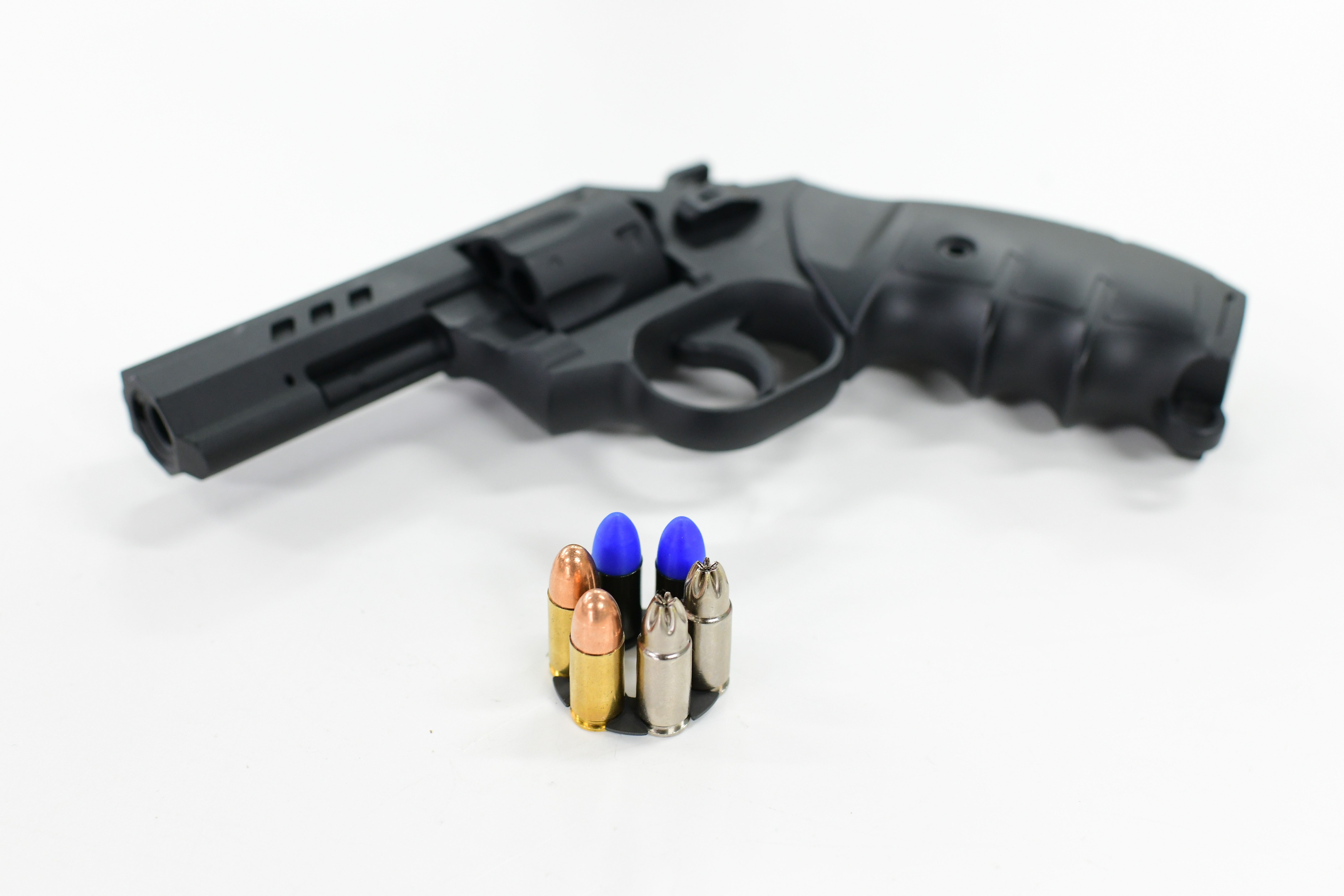 저위험 권총의 무게는 515g으로 경찰이 기존에 사용하던 38구경 권총 대비 약 25~30% 더 가볍게 만들어졌다. (사진 출처=SNT모티브 제공)