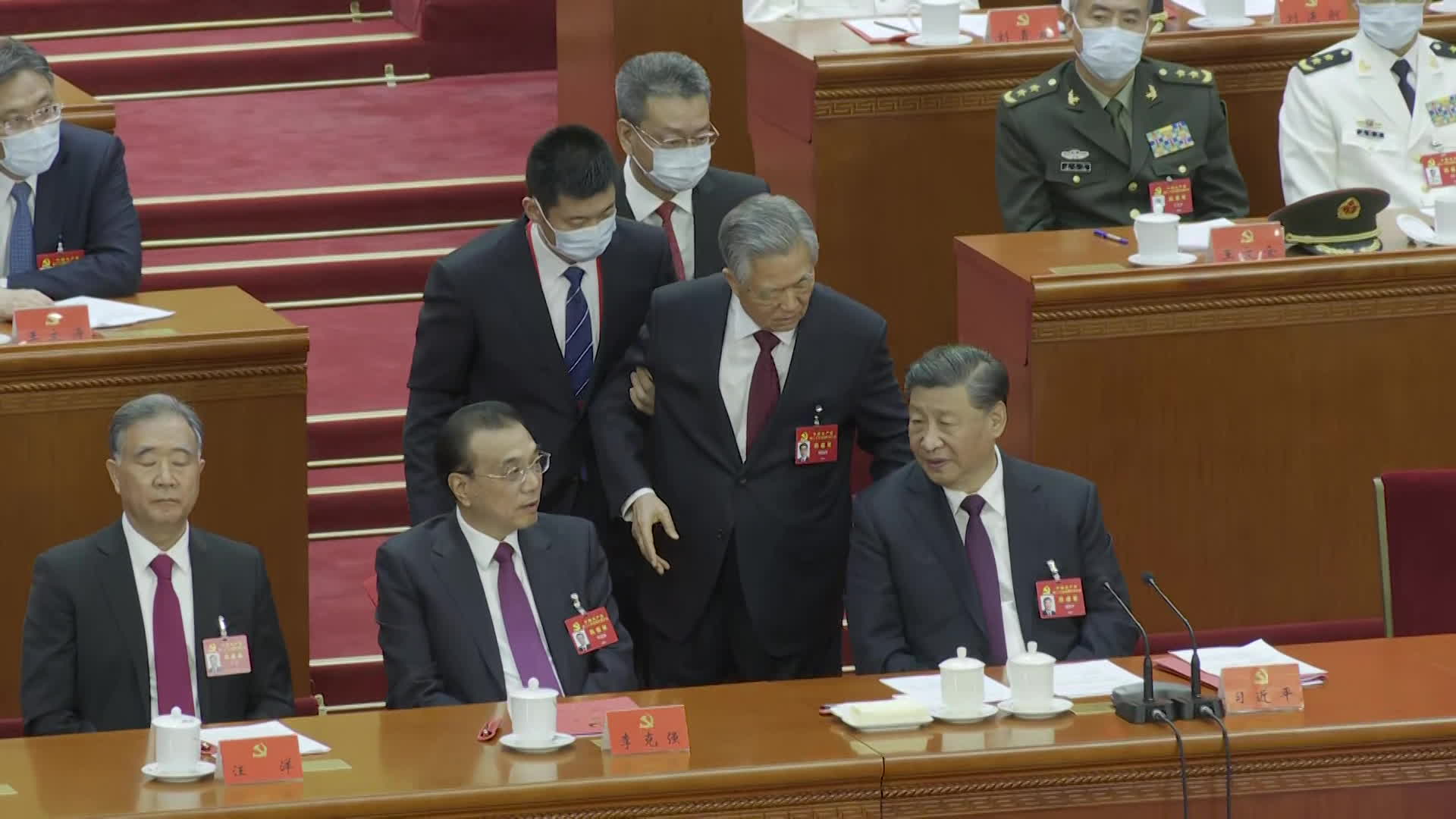 22일 중국 당 대회 폐막식에서 중도 퇴장하던 후진타오 전 주석이 시진핑 주석에게 무언가 말을 건네고 있다.(사진: 이창준 촬영기자)
