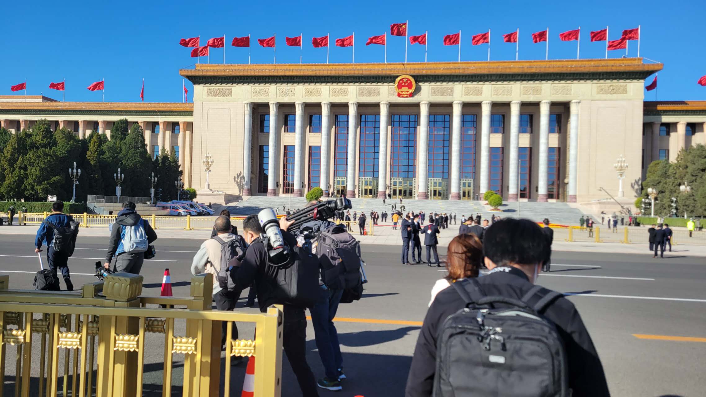 22일 폐막식이 열리는 인민대회당을 향해 달리는 내외신 기자들(사진: 조성원 기자)