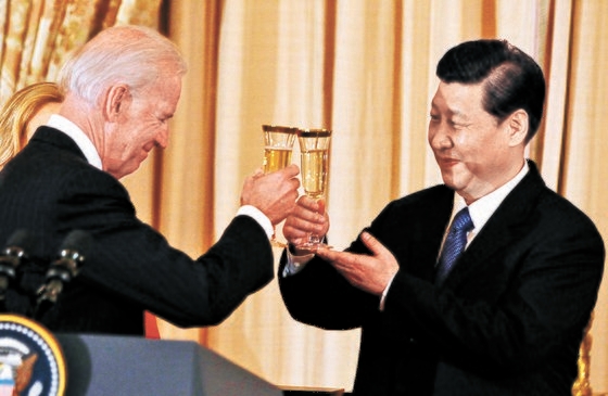 2012년 방미한 시진핑이 바이든 당시 부통령과 축배를 들고 있다(출처:로이터)