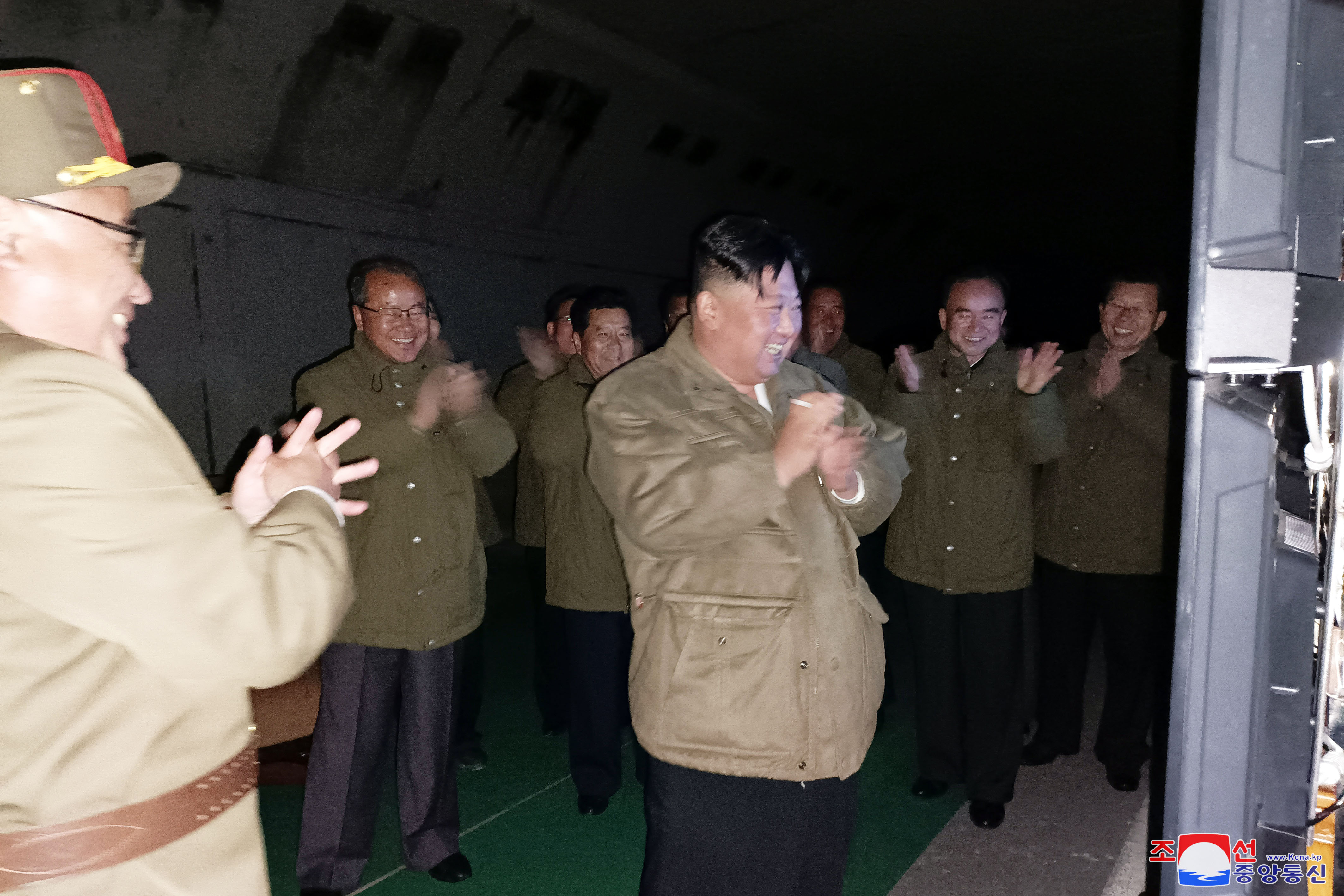 북한 김정은 국무위원장이 이달 12일 전술핵운용부대에 배치된 장거리전략순항미사일 시험발사를 지도하는 모습. (사진 출처 : 조선중앙통신)