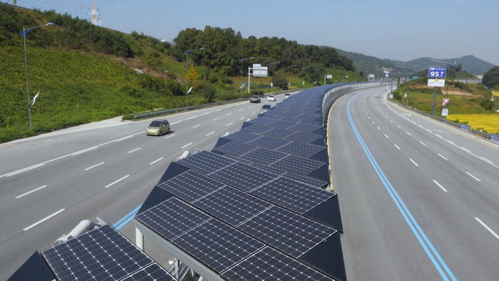 ‘분산 전원’ 노력의 한 사례로 고속도로에 설치하는 태양광 발전소가 꼽힌다.