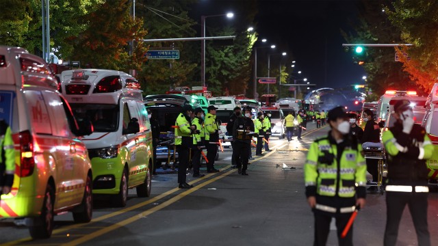 지난달 30일 오전 서울 용산구 이태원 압사 사고 현장에 구조를 위해 출동한 구급차가 모여 있다. (사진 출처=연합뉴스)