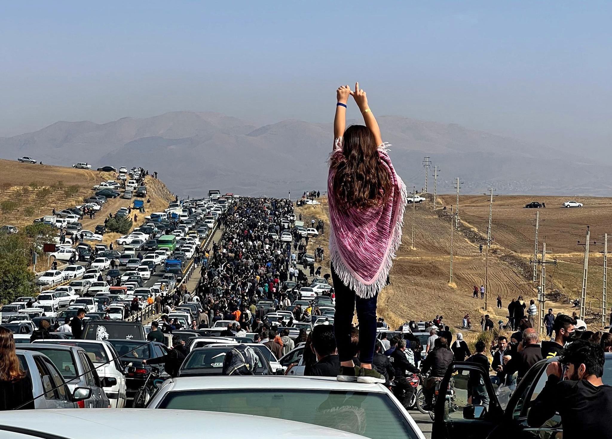 마흐사 아미니의 사망 40일째를 맞아 아미니의 고향에 모인 시위대 모습(AFP)