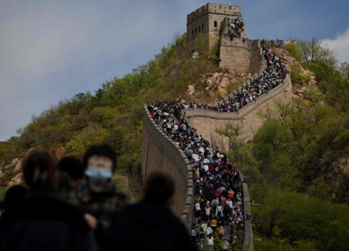 인구 대국 중국도 저출산 고령화 문제로 고민 중이다. 노동절 연휴 베이징 인근 만리장성에 몰린 관광객 (사진: 연합뉴스)