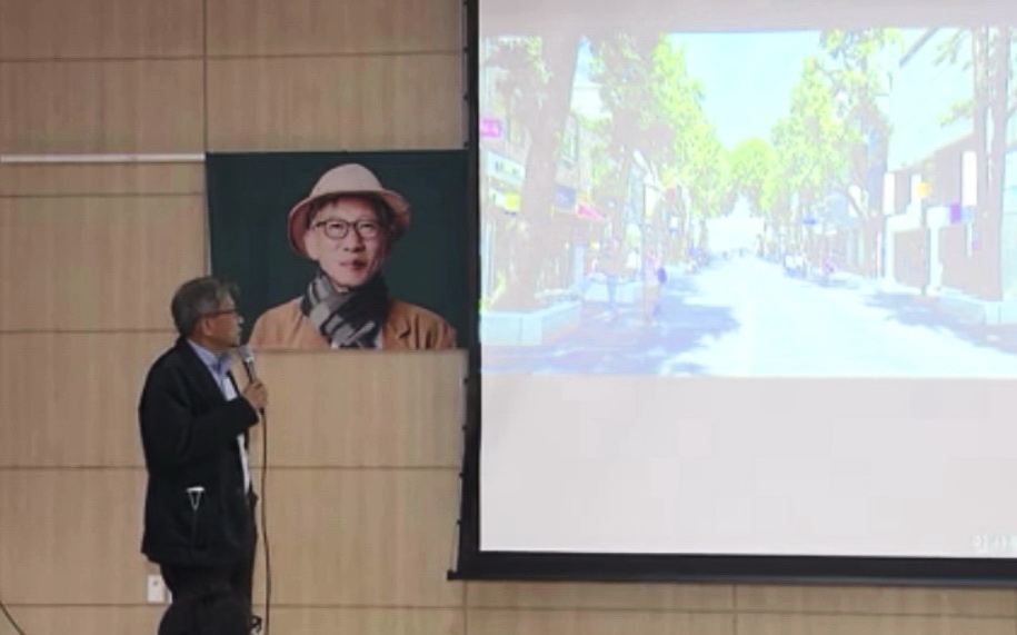 유홍준 교수가 10월 25일, 출간 기념 기자간담회에서 인사동길의 매력에 관해 설명하고 있다.