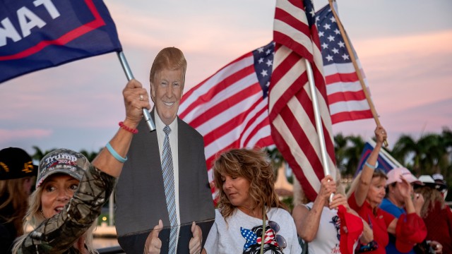 현지 시간 15일, 트럼프 전 대통령이 대선 도전을 선언한 플로리다 주 마러라고에 모인 지지자들 (사진:연합뉴스)