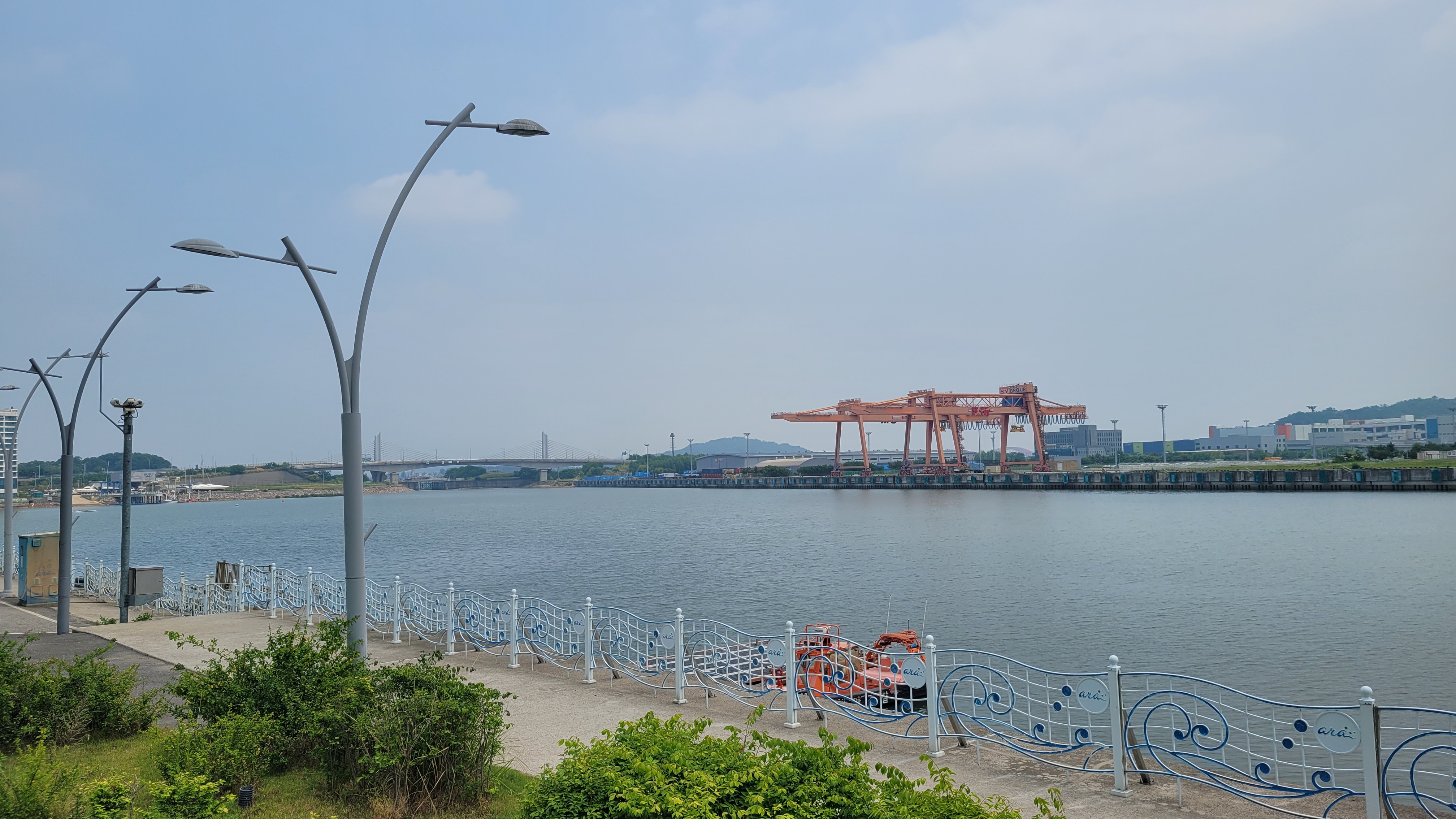 지난 6월, 김포 터미널 부근에서 바라본 경인 아라뱃길 연결 지점. 한강 서북쪽 구역에서 경인 아라뱃길로 이어지는 물길이다. (사진 출처=KBS)
