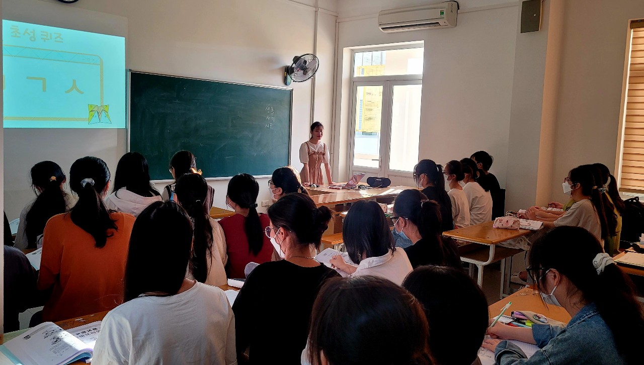 하노이국립대학교 외국어대학 한국어 및 한국문화학부 1학년 학생들의 수업 장면