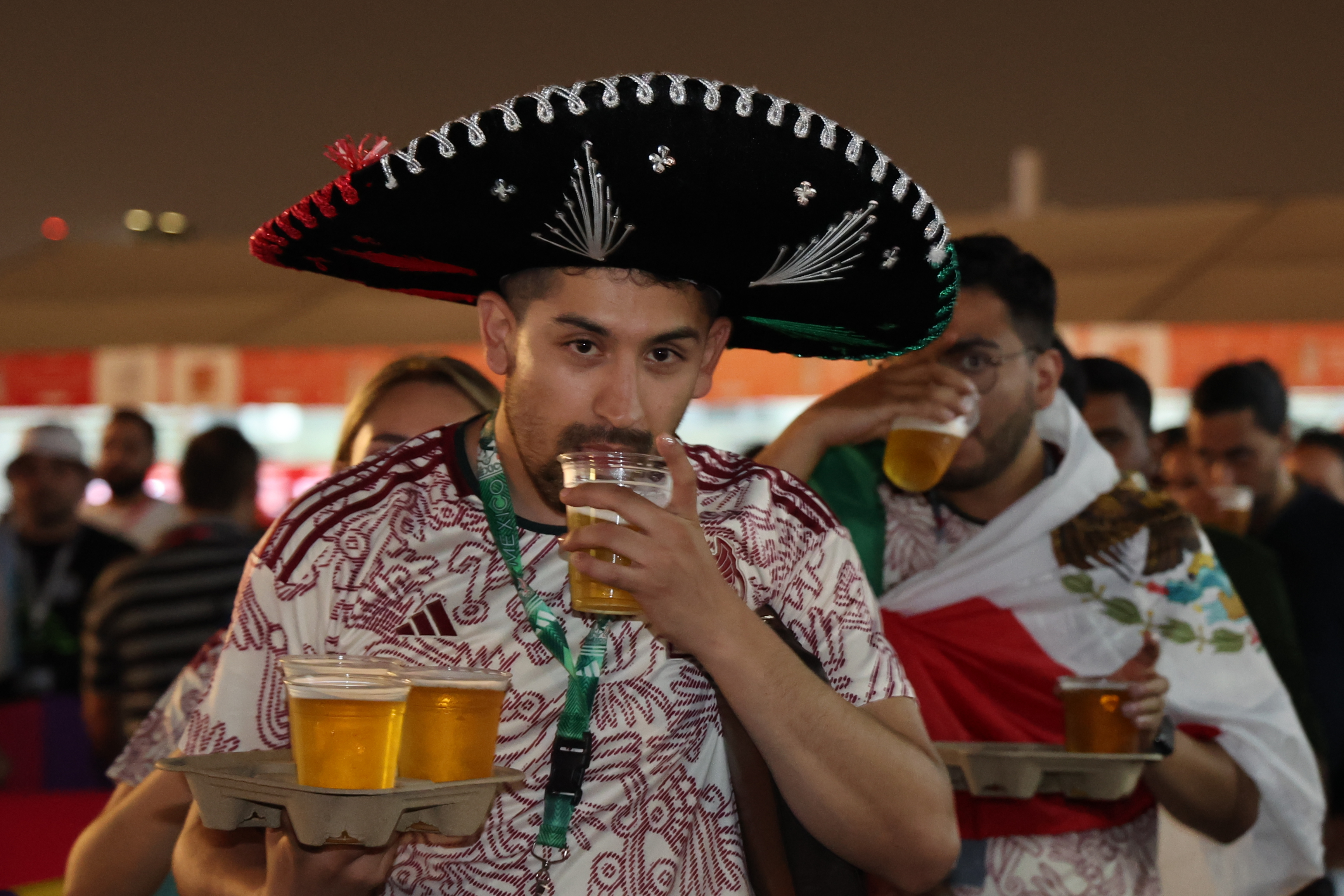 20일 오전(한국 시각) 카타르 도하 알 비다 파크에서 열린 ‘FIFA 팬 페스티벌’을 찾은 외국의 축구 팬들이 월드컵 기간에만 한시적으로 판매가 허용된 맥주를 즐기고 있다. (사진 출처=연합뉴스)