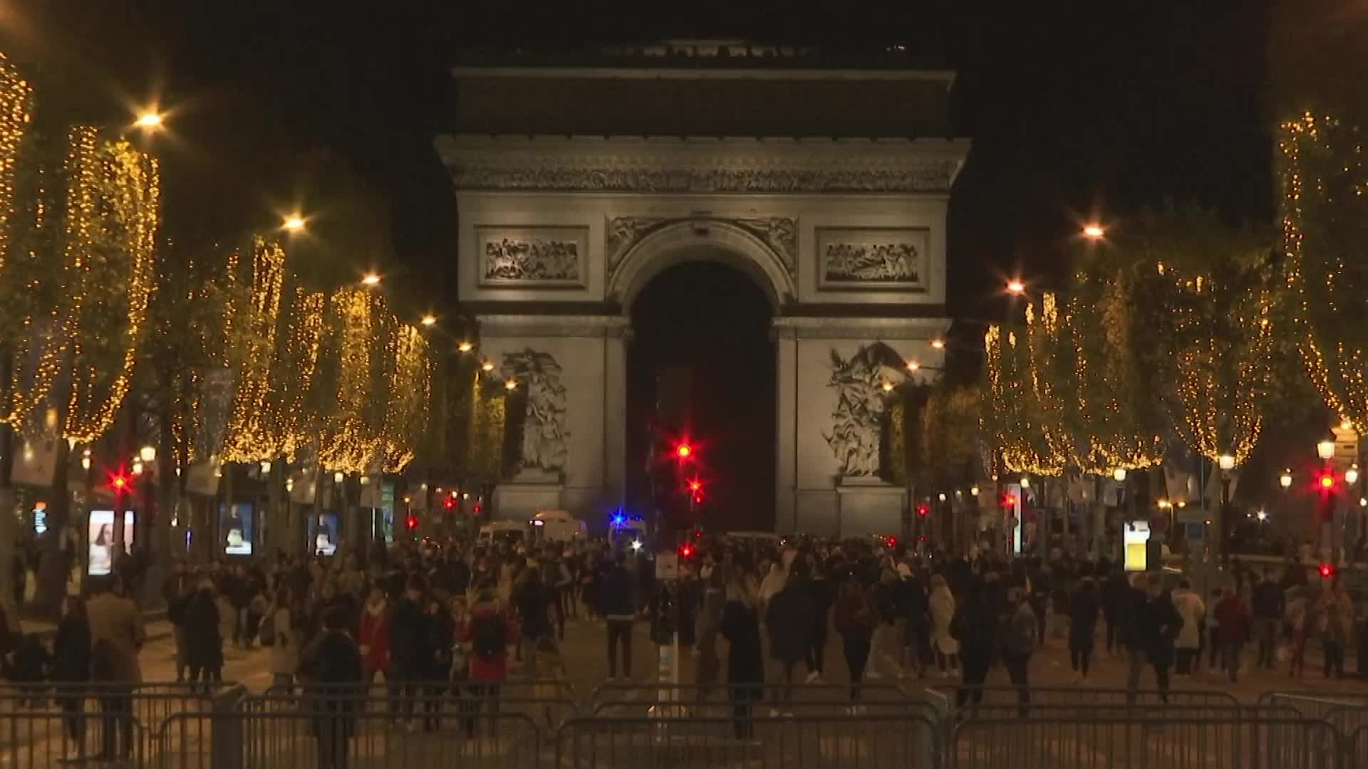 크리스마스 장식을 한 프랑스 파리의 거리 / AFP
