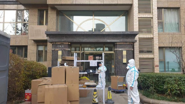 코로나19 확산세로 봉쇄된 베이징시 한 아파트 (출처 : 연합뉴스)